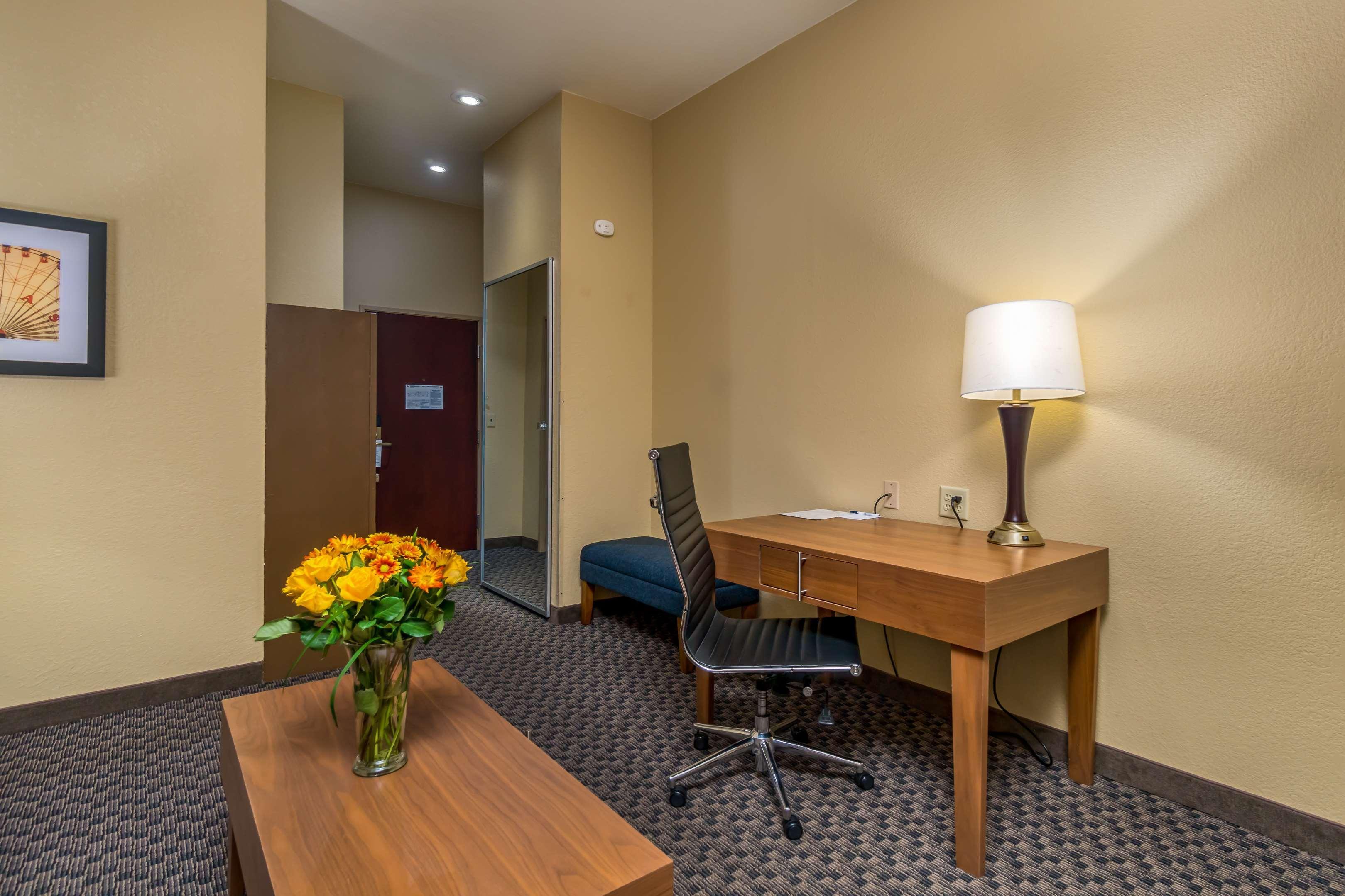 Best Western Plus Shamrock Inn&Suites Extérieur photo